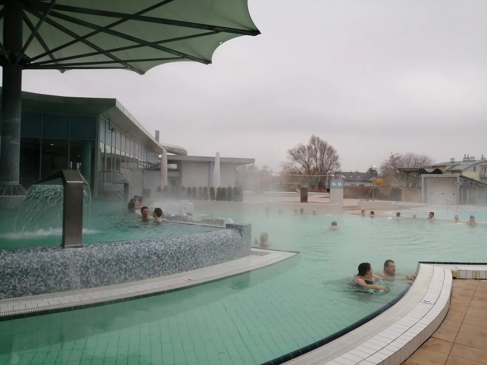 A legjobb ausztriai fürdők és aquaparkok: 13 tipp 2026-ra 12 A Therme Laa párába burkolózó kültéri termálmedencéje