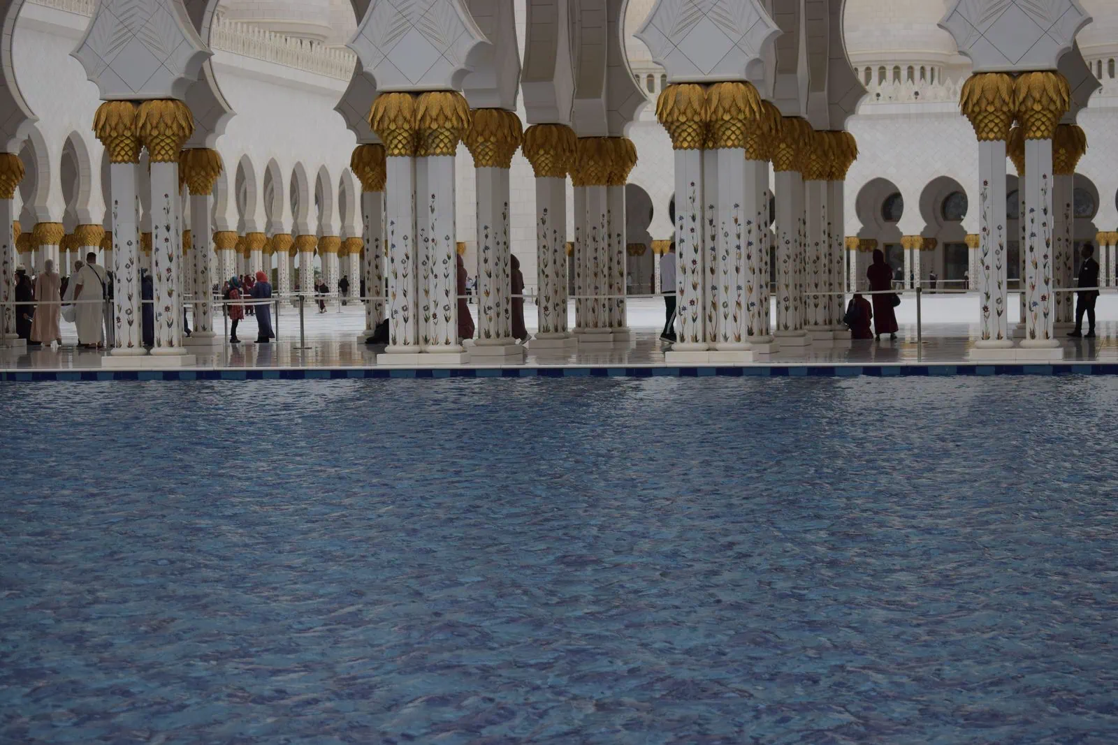 Dovolená v Abu Dhabi: 21 tipů co vidět a kdy jet 3 Nádvoří mešity šejka Zayeda
