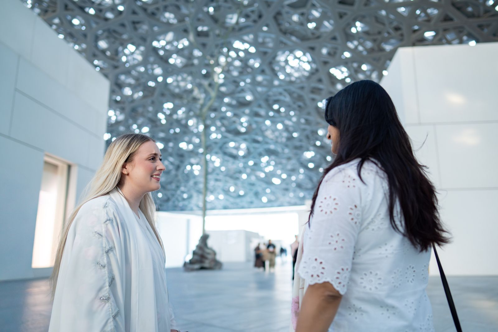 Abu Dhabi: 21 dicas do que ver e quando ir 4 Cúpula do Louvre Abu Dhabi com efeito de chuva de luz
