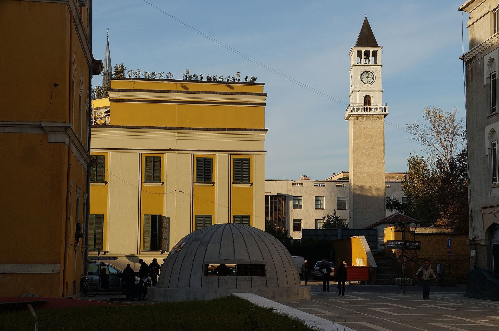 Tirana, Albania: 14 lucruri de văzut în capitală în 2026 4 Turnul cu ceas (Kulla e Sahatit)