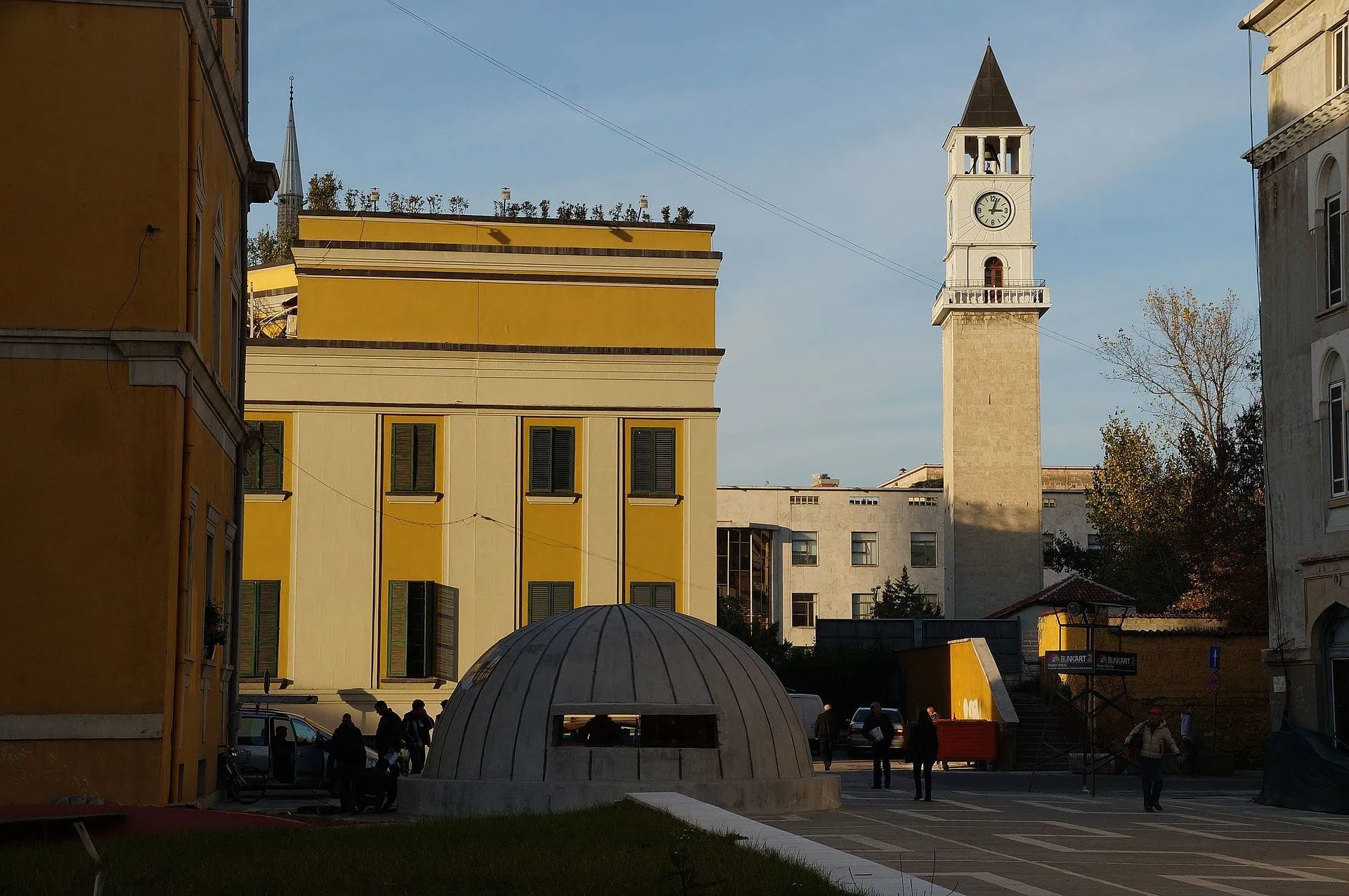 Tirana, Albânia: 14 coisas para ver na capital em 2026 4 Torre do Relógio (Kulla e Sahatit)