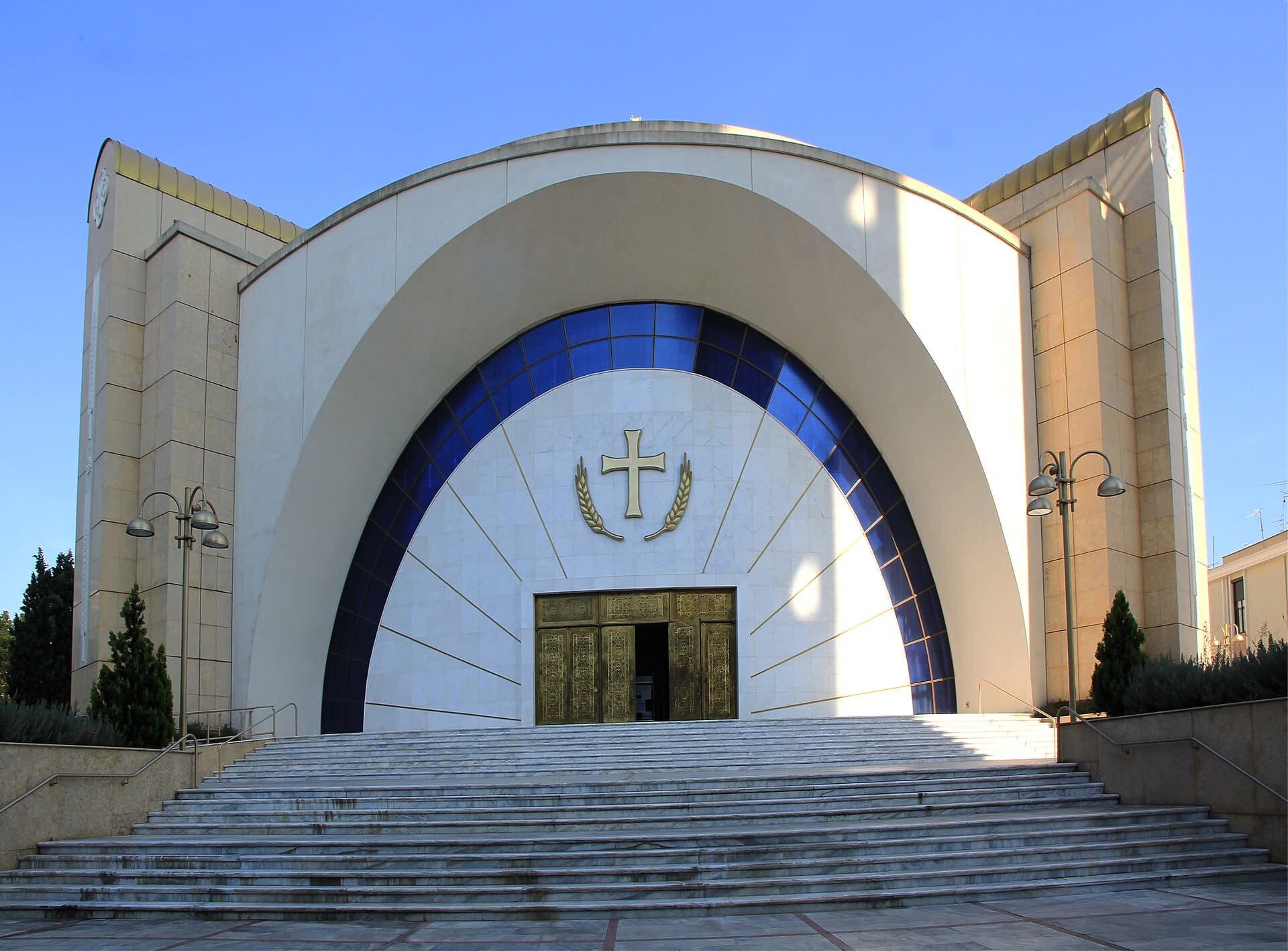 Tirana, Albania: 14 lucruri de văzut în capitală în 2026 14 Catedrala Învierii lui Hristos și cartierul universitar