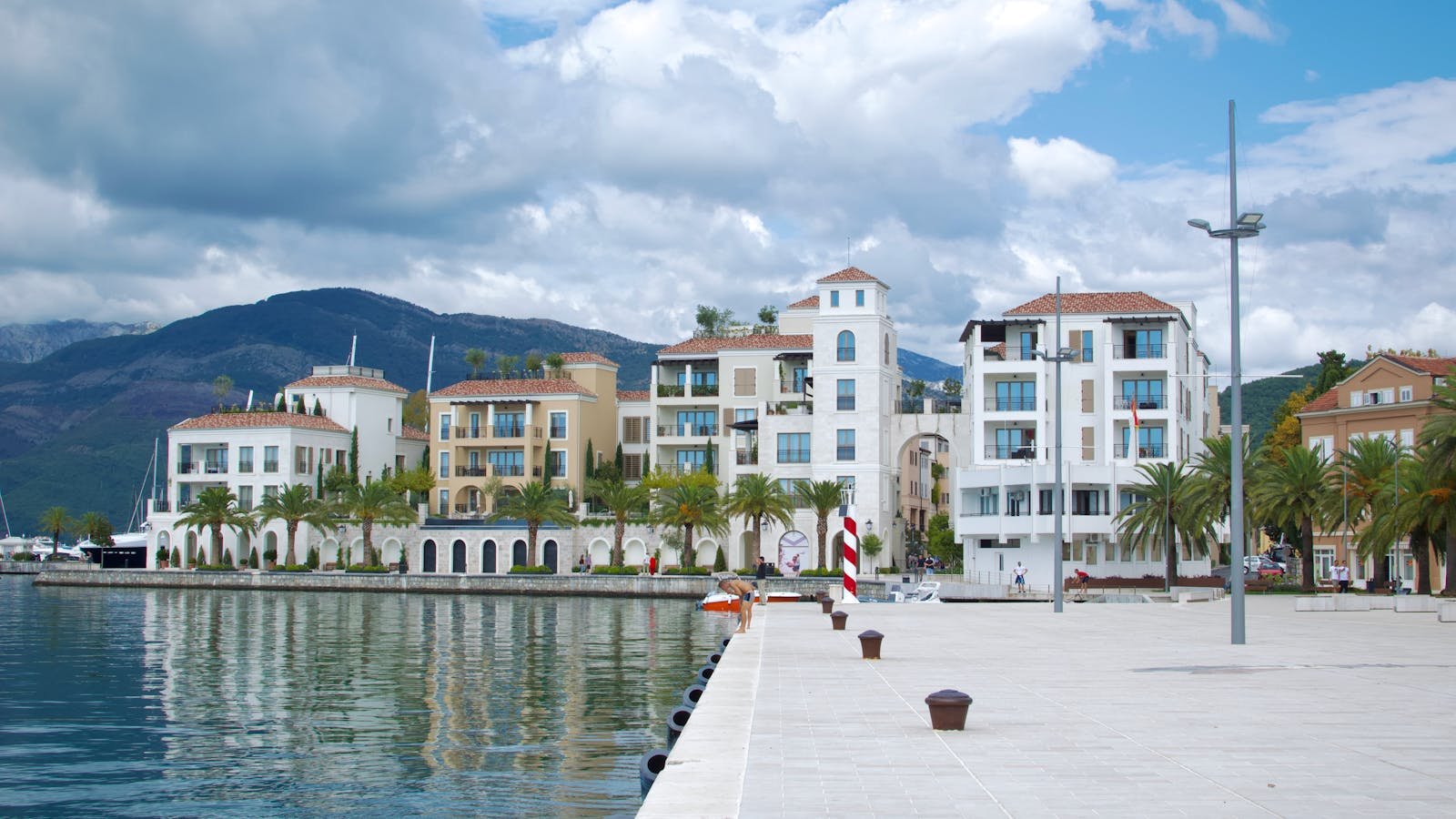 Tivat a Porto Montenegro: 10 tipů na luxusní marinu i okolí 7 Promenáda Pine na nábřeží Tivatu