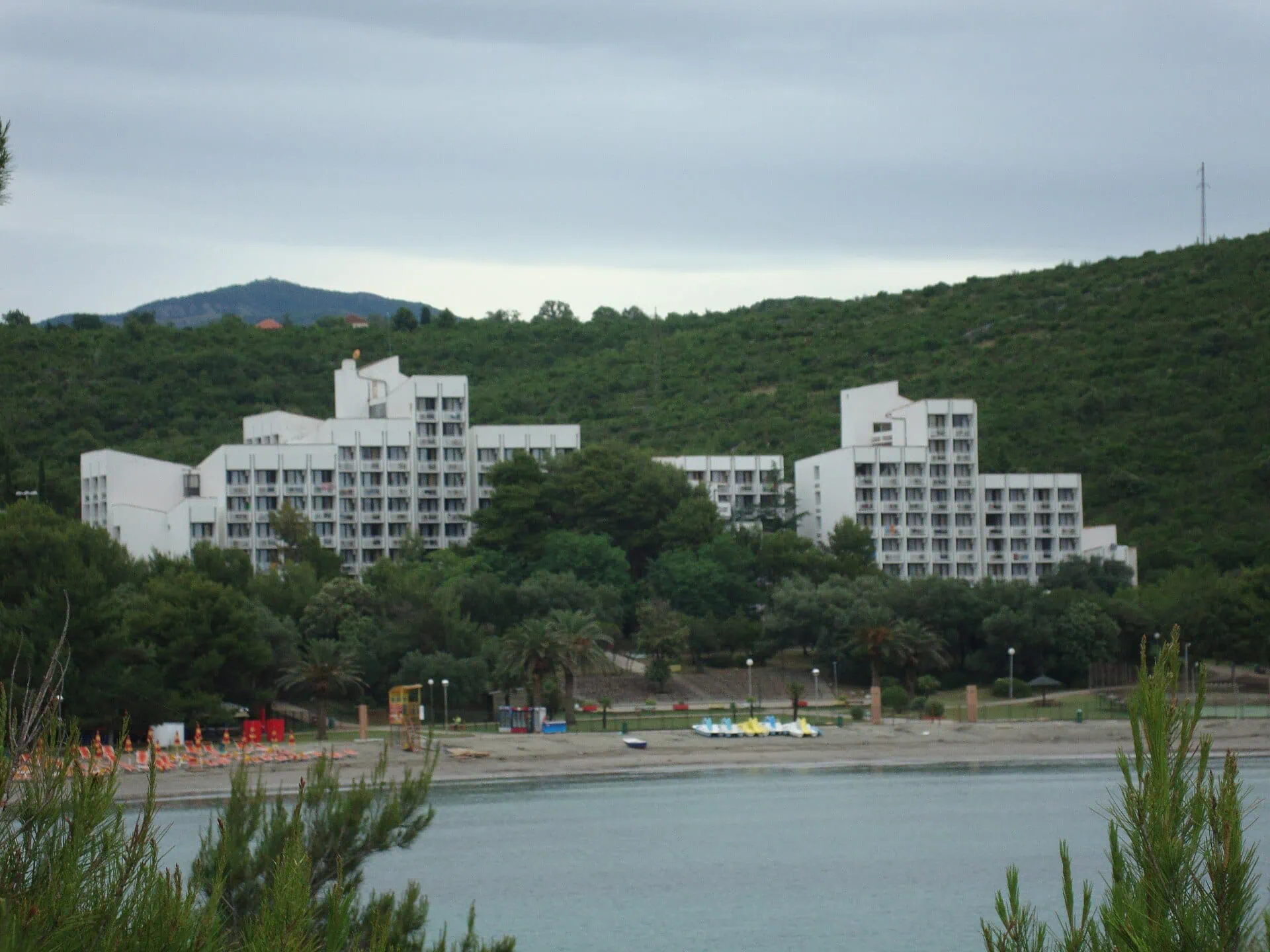 Tivat Montenegró: 10 tipp a luxusmarinához és környékéhez 8 A Plavi Horizonti homokos strand Tivat mellett