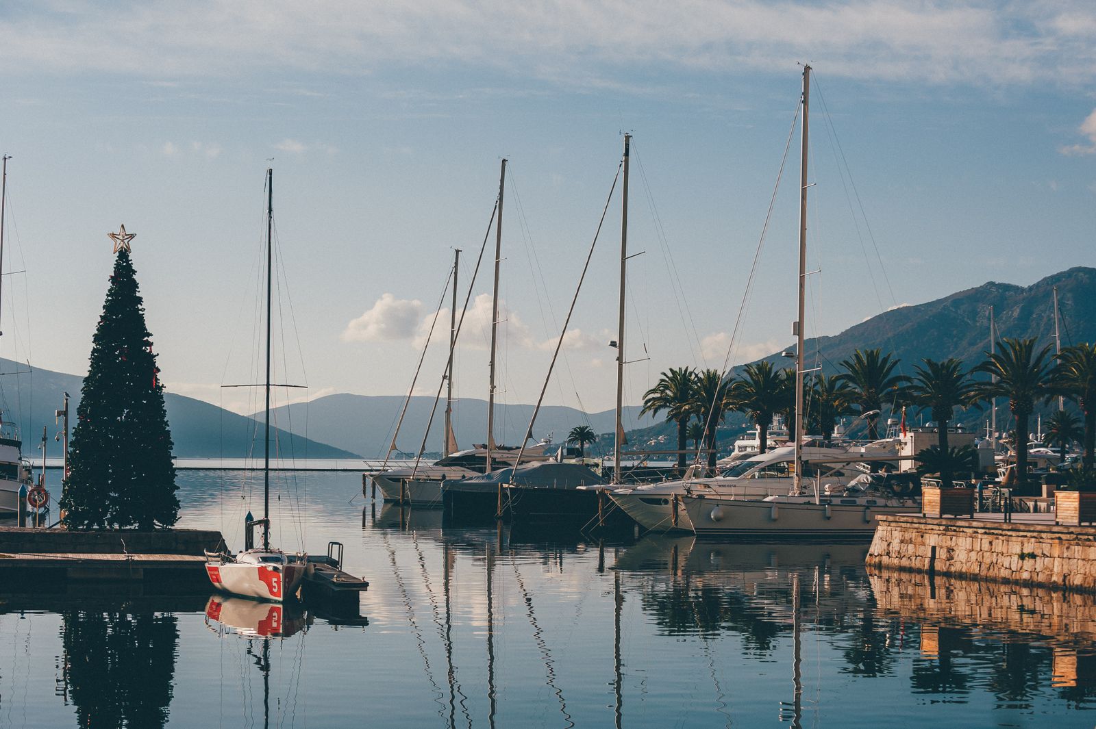 Tivat a Porto Montenegro: 10 tipů na luxusní marinu i okolí 5 Porto Montenegro a superjachty