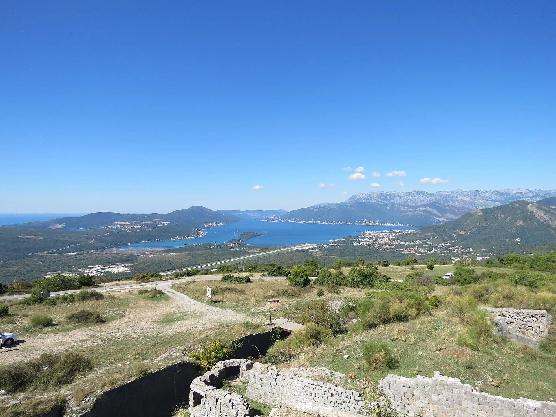 Tivat Montenegró: 10 tipp a luxusmarinához és környékéhez 11 Öböl a Virágok szigeténél Tivat közelében