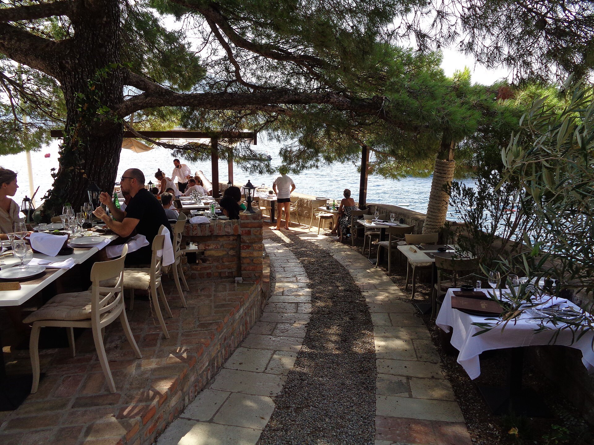 Tivat a Porto Montenegro: 10 tipů na luxusní marinu i okolí 9 Vesnička Rose na poloostrově Luštica