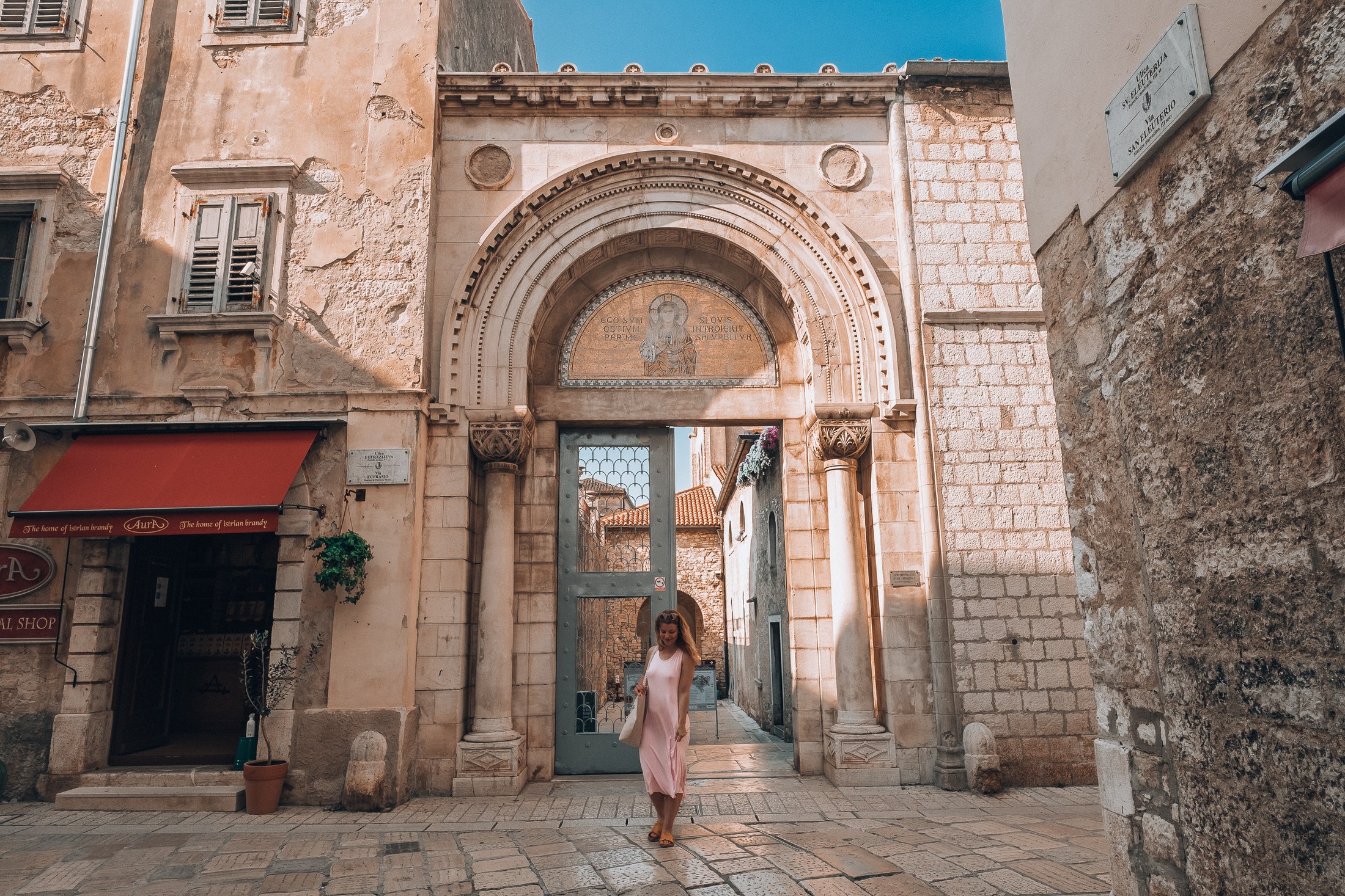 Trogir, Kroatien: 12 tips på vad du ska se och göra 2026 9 Historisk port med romansk båge i Trogir