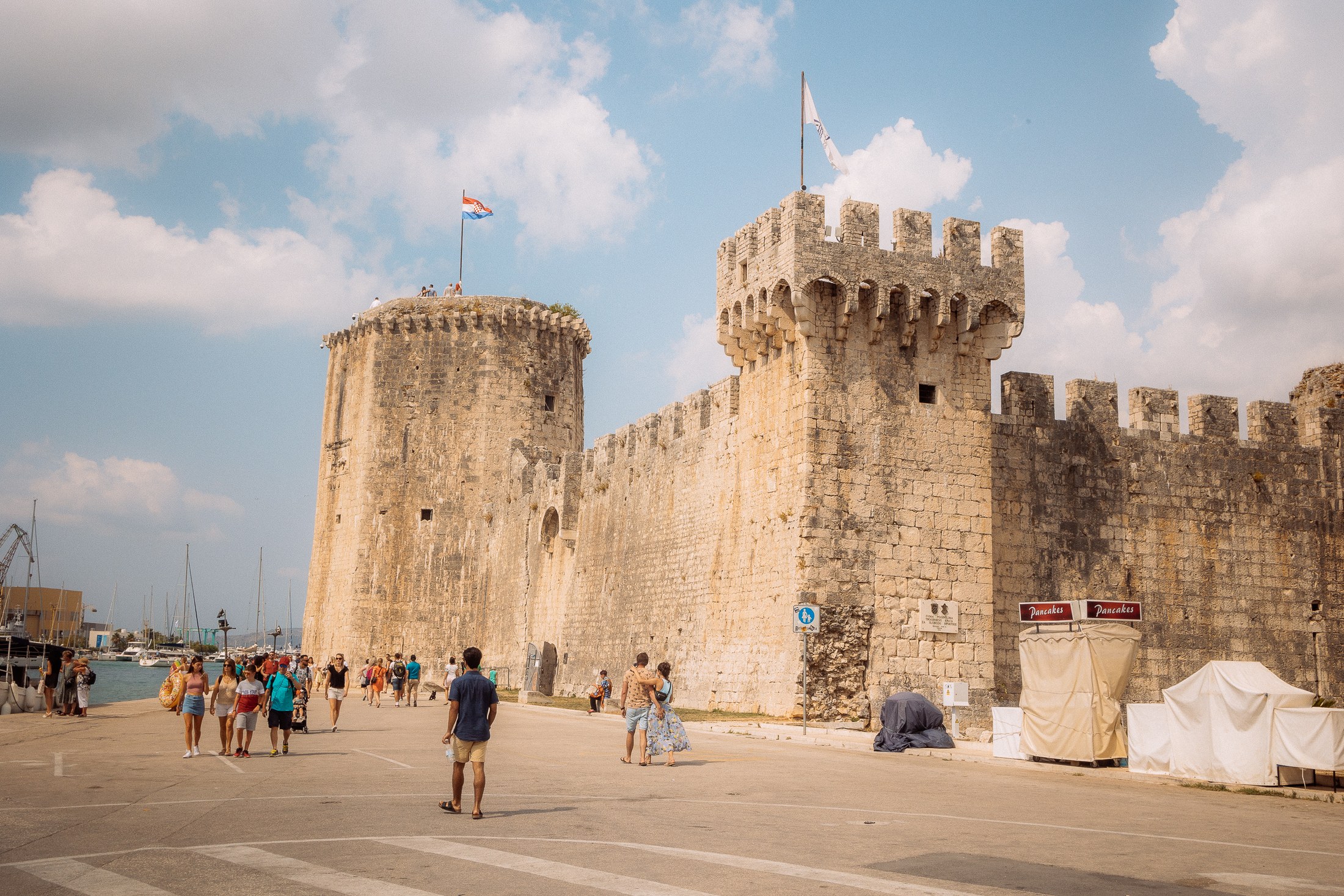 Trogir, Kroatien: 12 tips på vad du ska se och göra 2026 4 Medeltida murar och torn i Trogir vid hamnen