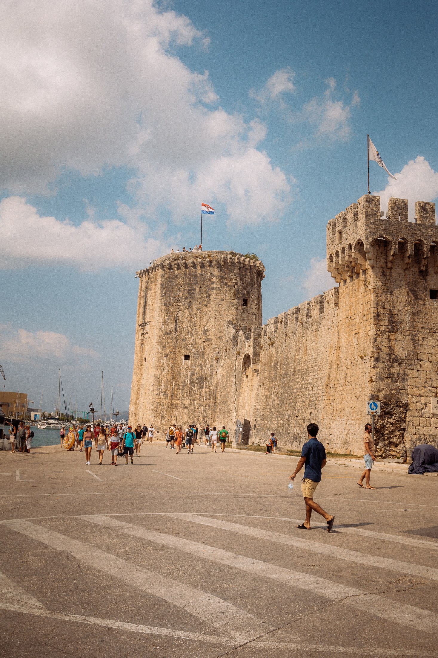 Trogir, Kroatien: 12 tips på vad du ska se och göra 2026 7 Medeltida murar i Trogir med kroatisk flagga