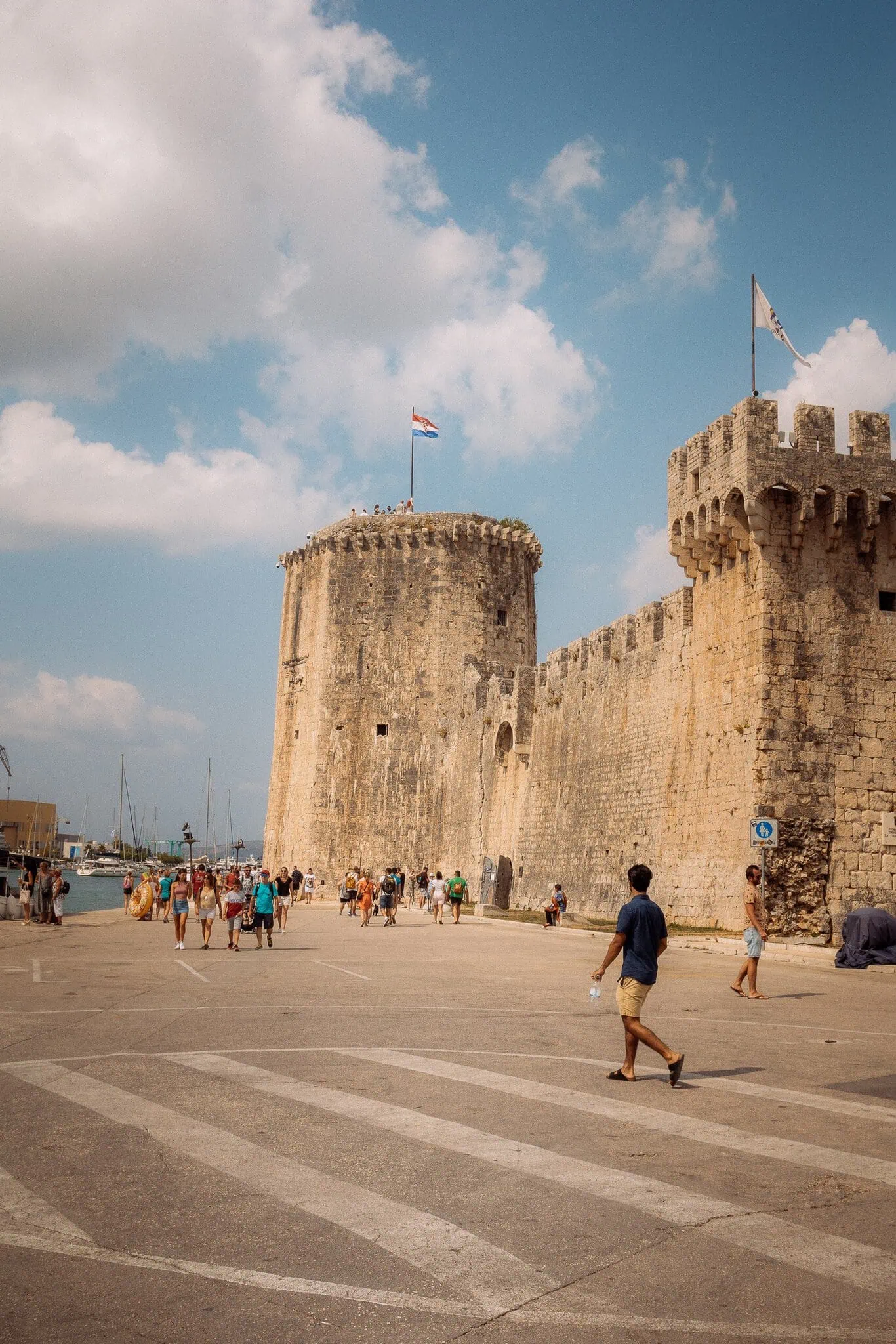 Trogir, Horvátország: 12 tipp, mit érdemes látni és csinálni 2026-ban 7 Trogir középkori várfala horvát zászlóval