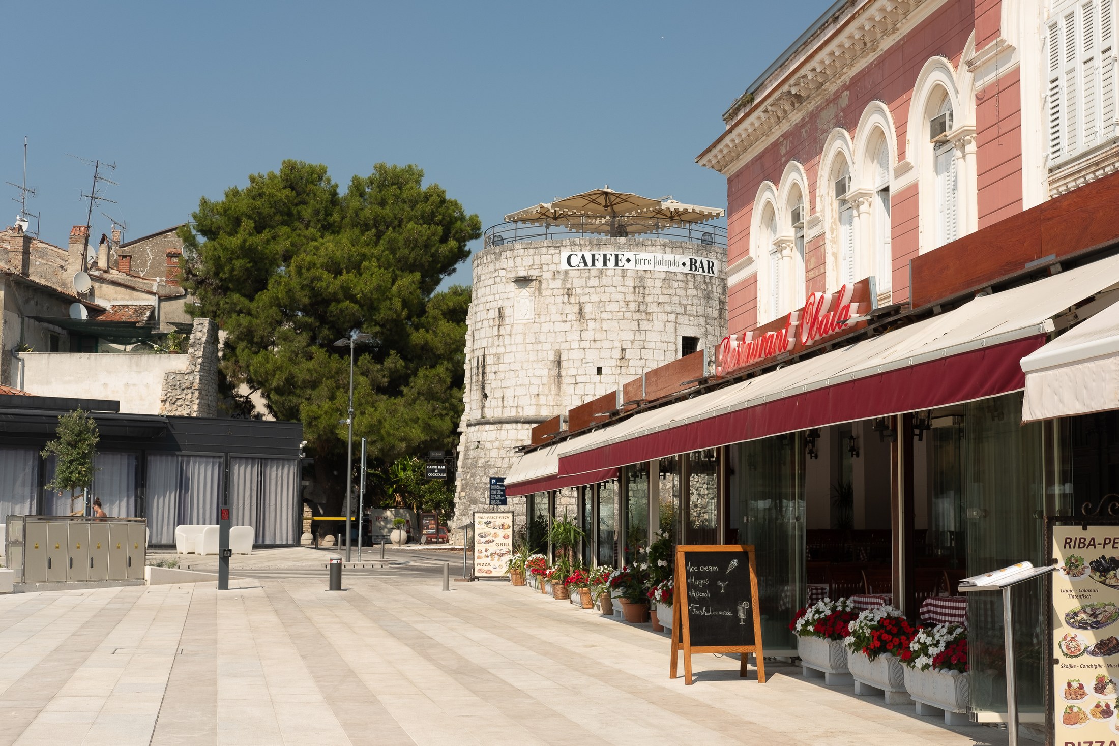 Trogir, Kroatien: 12 tips på vad du ska se och göra 2026 10 Torget i Trogir med medeltida torn och kafé