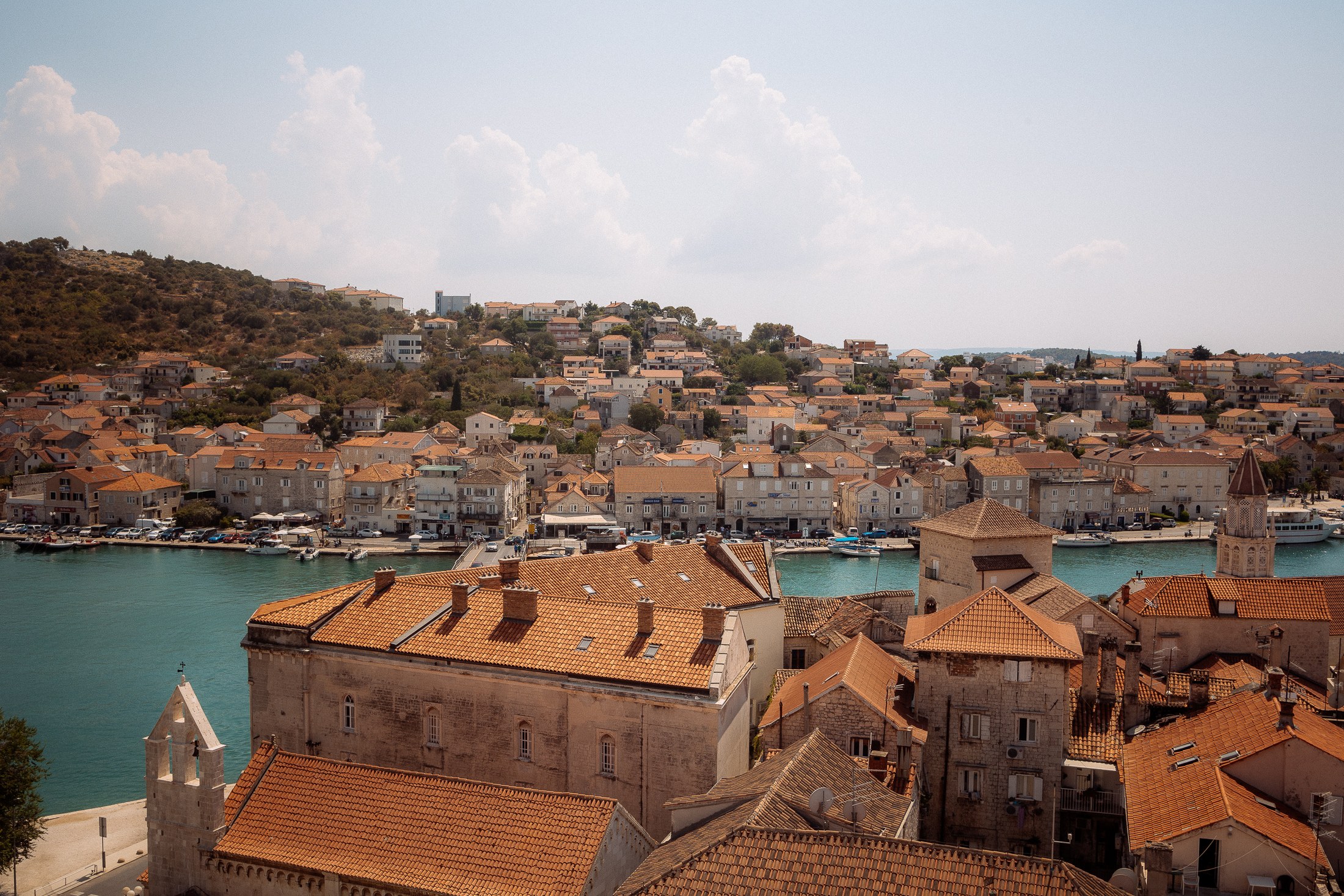 Historický Trogir s terakotovými střechami u moře