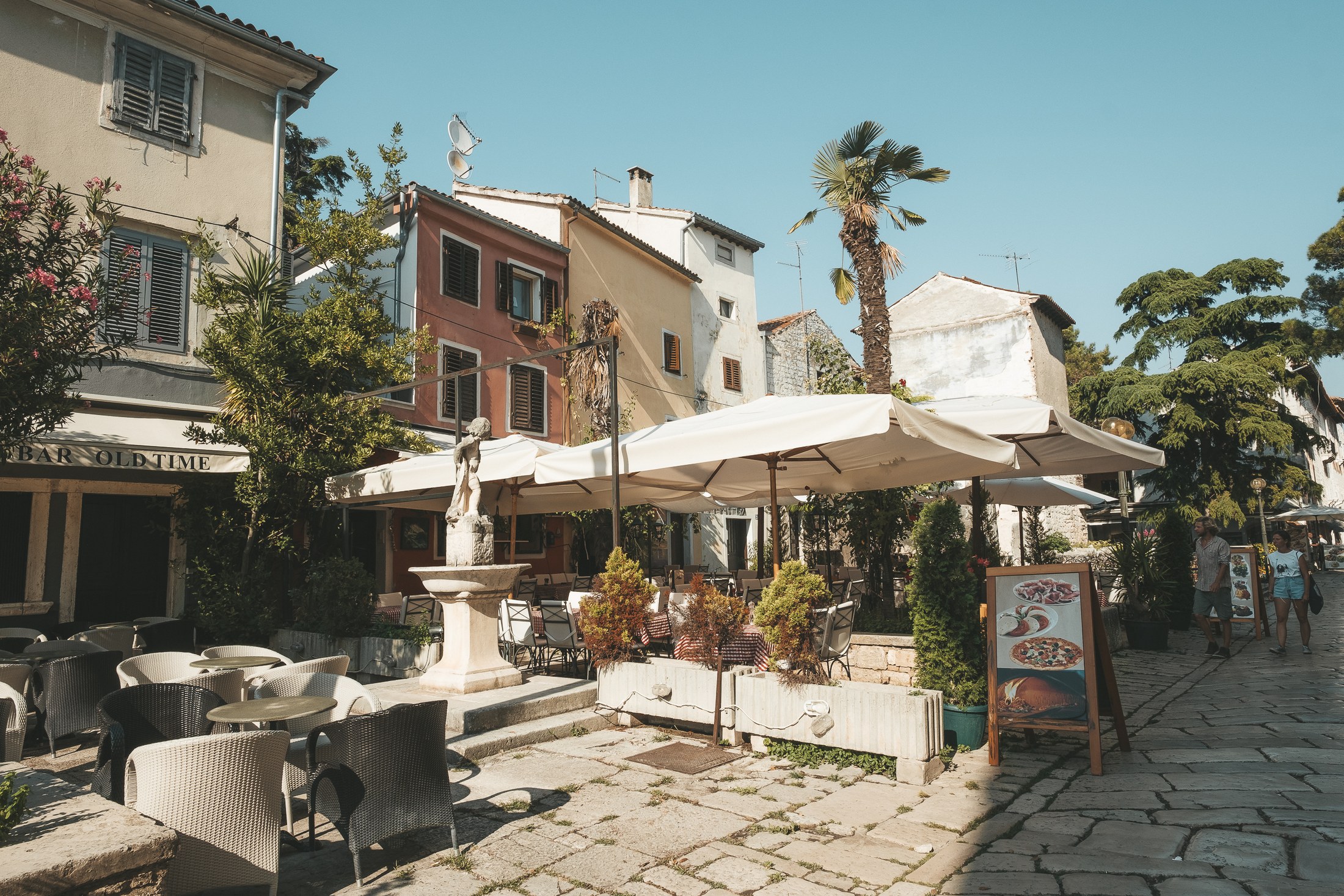 Trogir, Kroatien: 12 tips på vad du ska se och göra 2026 8 Terrass under palmer vid havet i Trogir