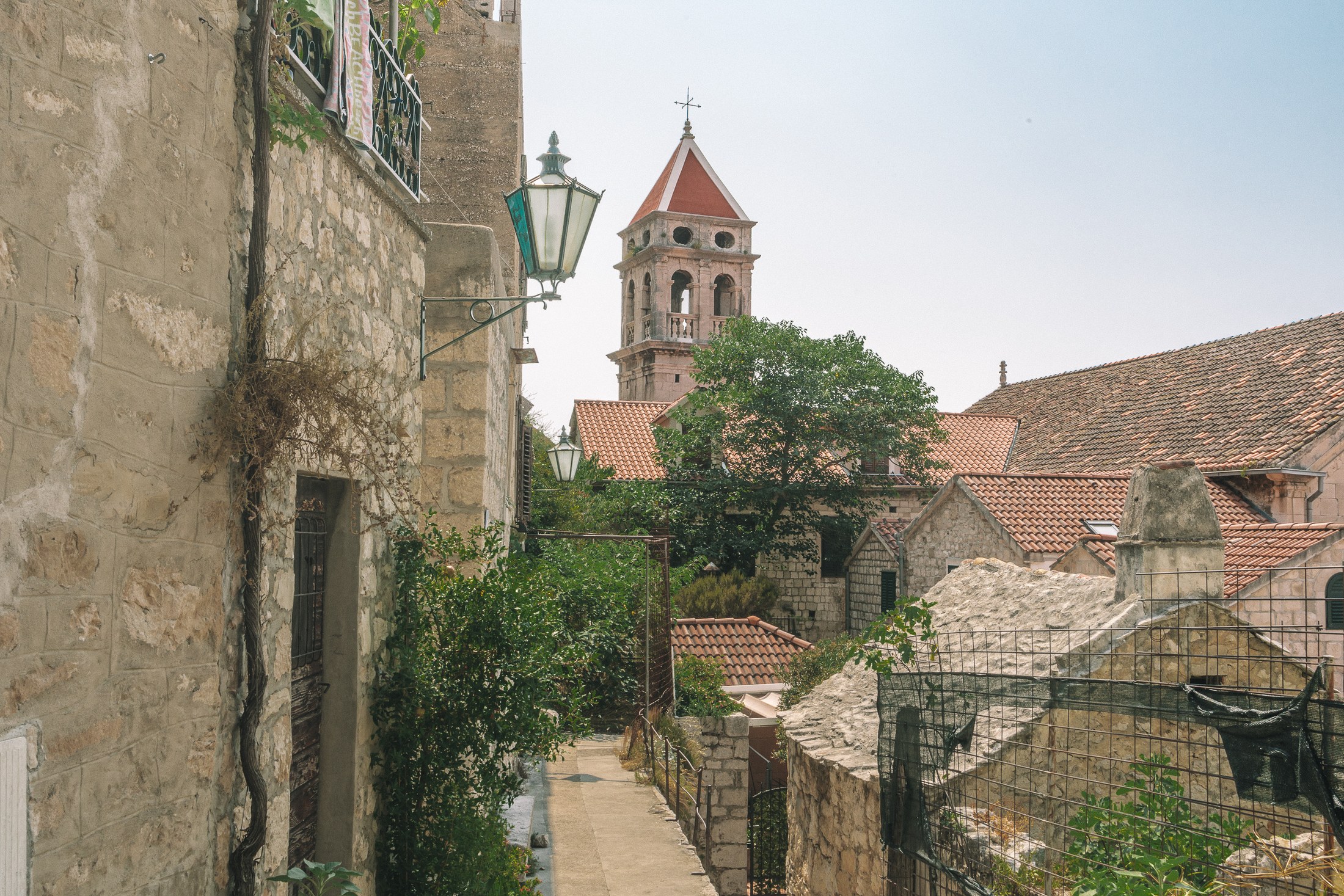 Trogir, Kroatien: 12 tips på vad du ska se och göra 2026 11 Smal gränd i Trogir med kyrkan Sankt Lovrinac