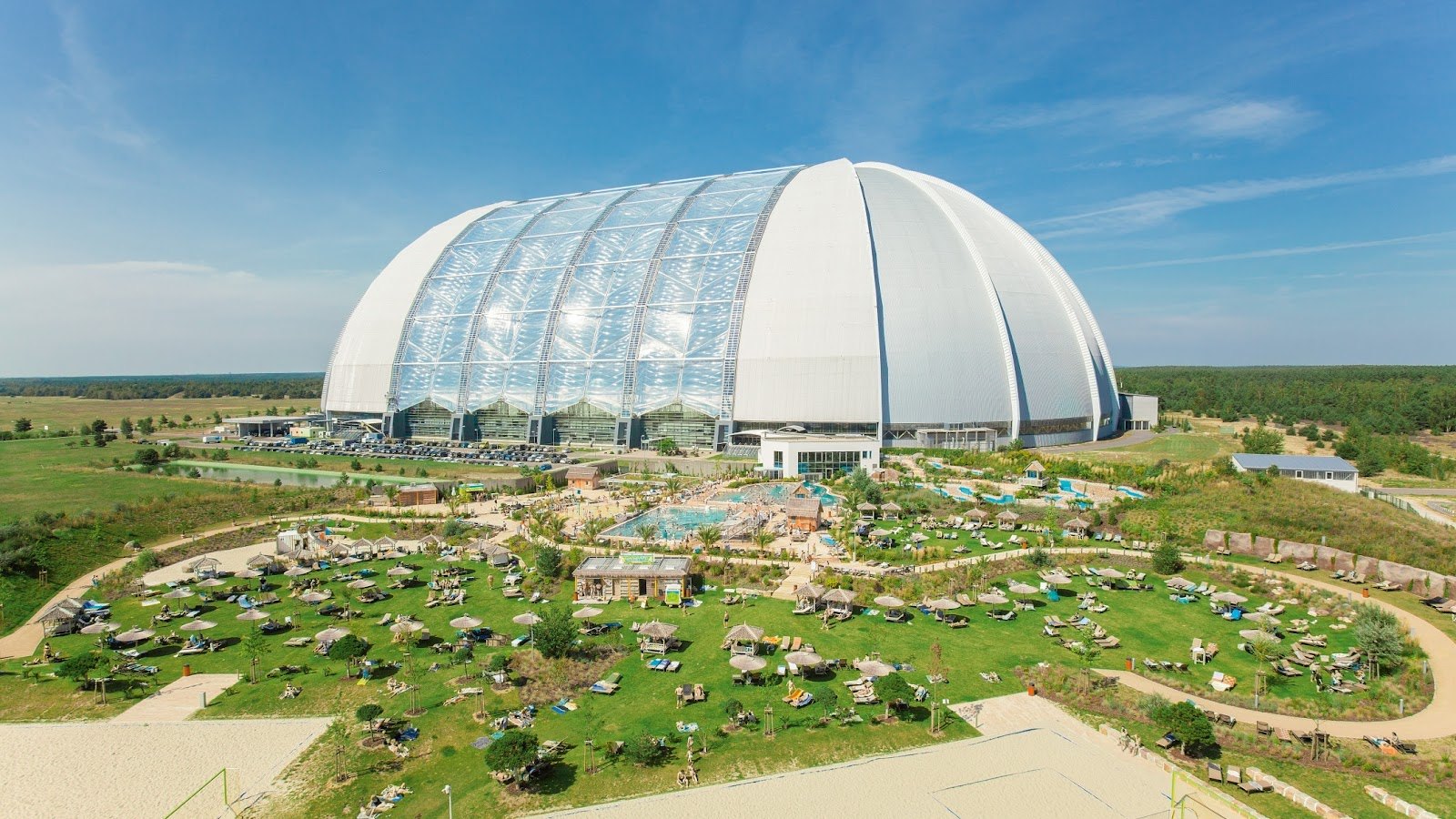 Najlepšie aquaparky v Nemecku: 11 tipov, kam vyraziť v roku 2026 3 Obrovská hala Tropical Islands pri Berlíne