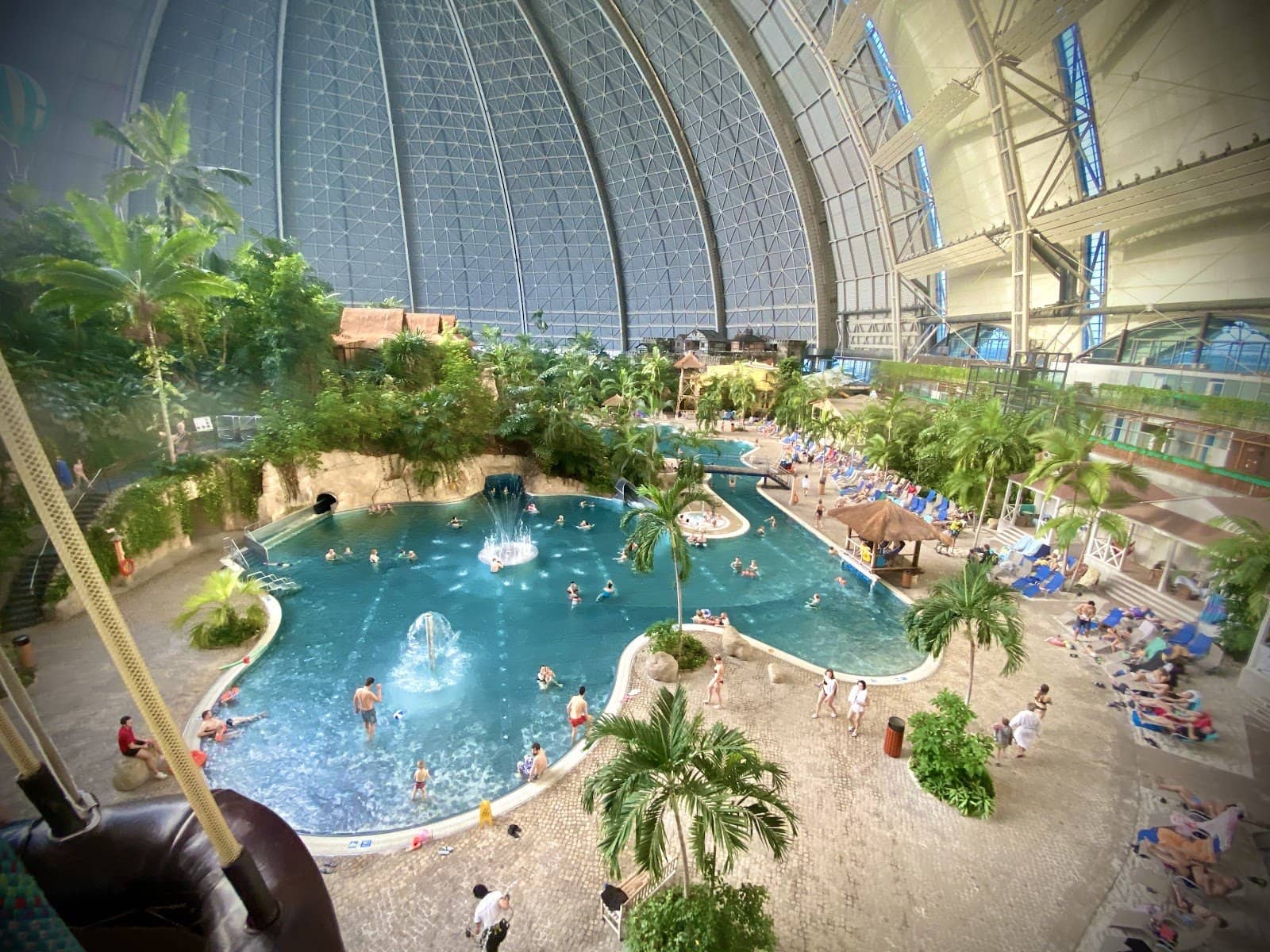 Cele mai bune parcuri acvatice și băi termale din Europa: 10 idei pentru 2026 1 Lagună tropicală cu palmieri în hala Tropical Islands