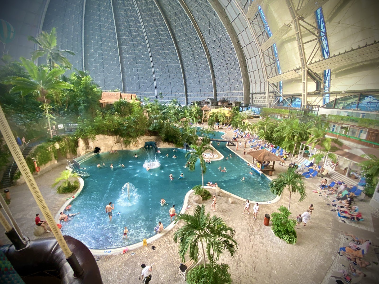 De beste aquaparken voor gezinnen met kinderen: 12 tips voor 2026 13 Tropische lagune met palmbomen in de hal van Tropical Islands