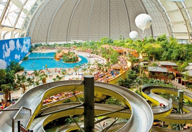 Cele mai bune parcuri acvatice și băi termale din Europa: 10 idei pentru 2026 3 Hala tropicală uriașă Tropical Islands lângă Berlin