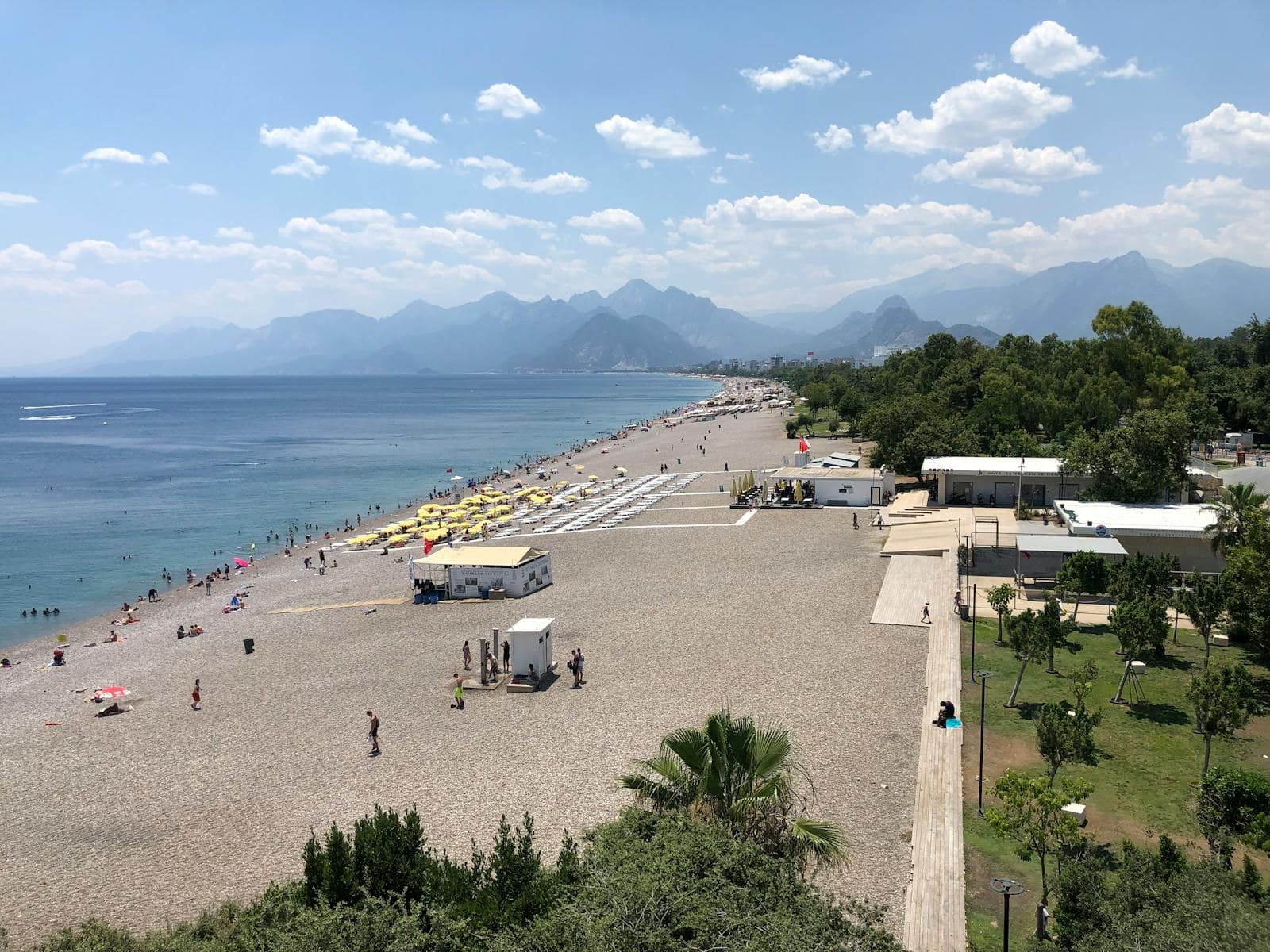 Cele mai frumoase plaje din Turcia: 12 sfaturi (Patara, İztuzu, Kaputaş) în 2026 9 Konyaaltı (Antalya): plaja urbană cu vedere la munți