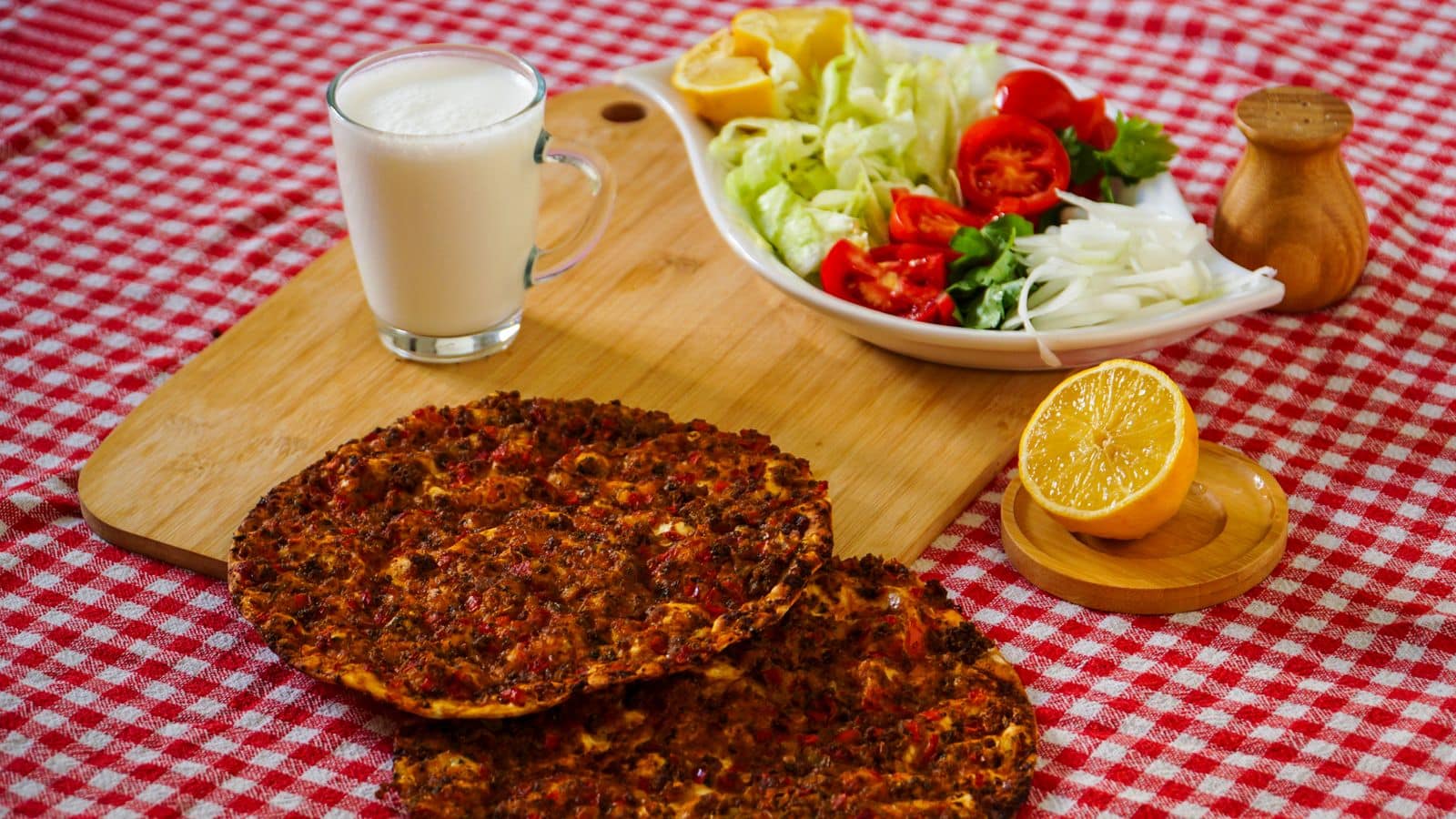 Bucătăria turcească: ce să guști — de la kahvaltı la baclava în 2026 9 Ayran și rakı