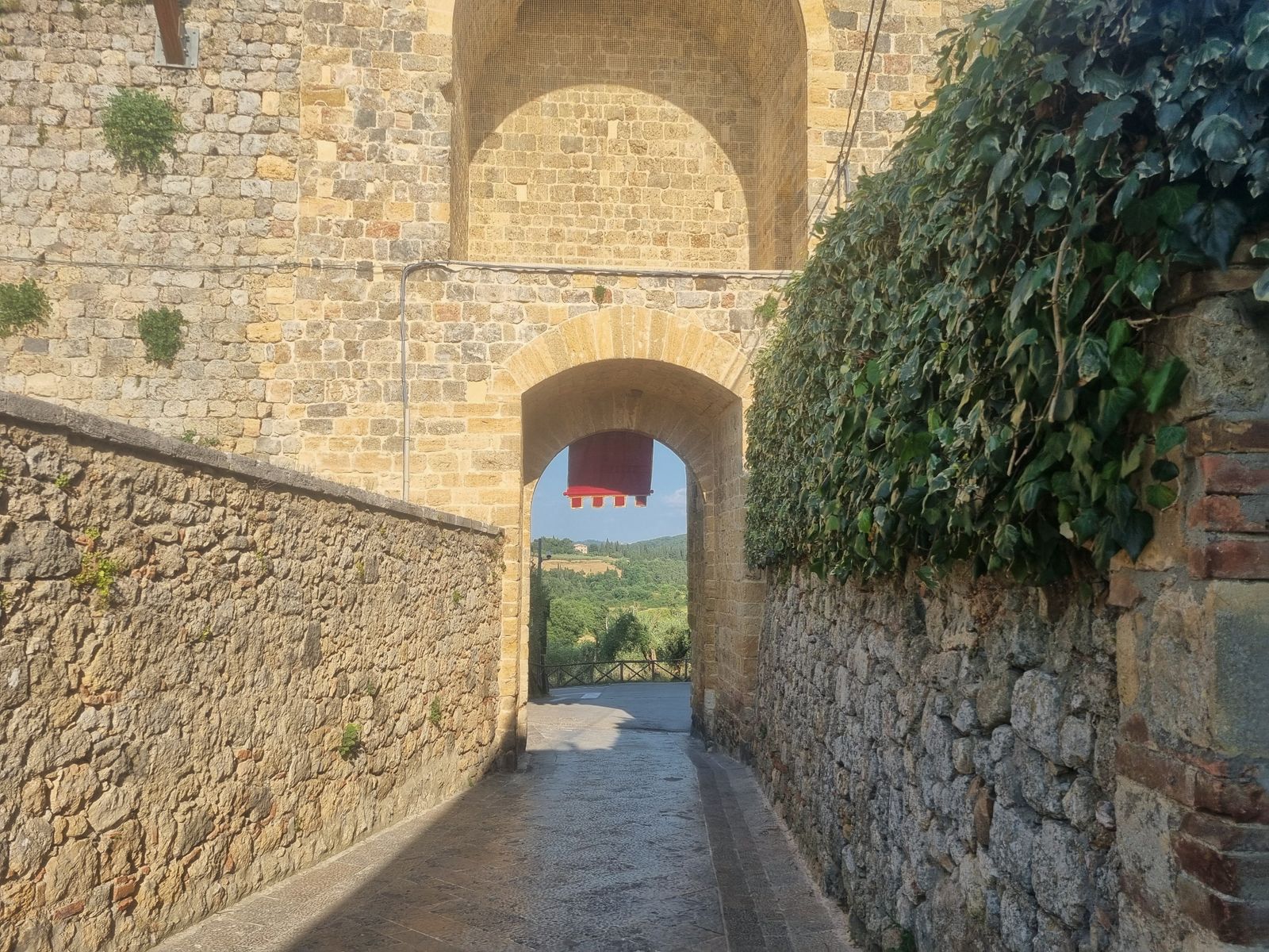 Siena e San Gimignano: 8 idee per scoprire la Toscana medievale nel 2026 10 Monteriggioni e l'etrusca Volterra