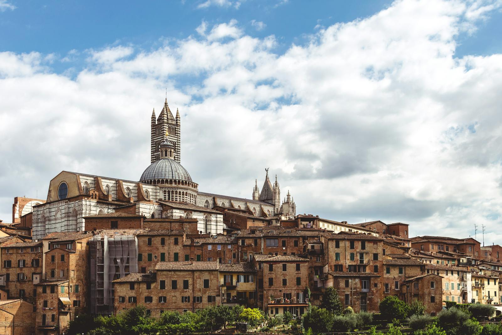 Siena e San Gimignano: 8 idee per scoprire la Toscana medievale nel 2026 3 Siena: il Duomo e i suoi segreti svelati