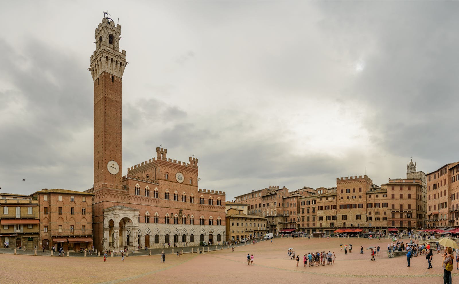 Siena e San Gimignano: 8 idee per scoprire la Toscana medievale nel 2026 2 Siena: Piazza del Campo e la Torre del Mangia