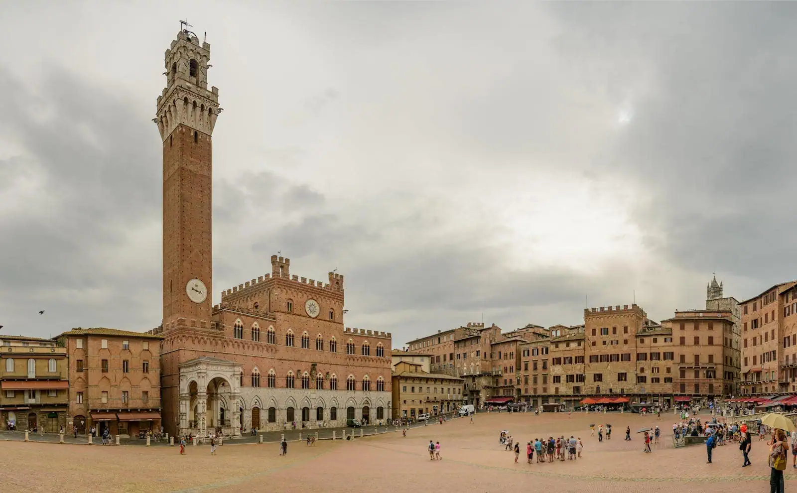 Siena és San Gimignano: 8 tipp, mit érdemes látni a középkori Toszkánában 2026-ban 2 Siena: Piazza del Campo és a Torre del Mangia torony