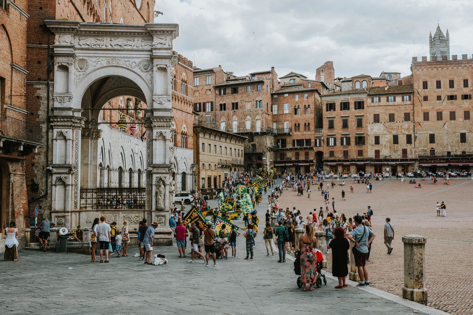Siena e San Gimignano: 8 idee per scoprire la Toscana medievale nel 2026 4 Siena: la follia chiamata Palio di Siena