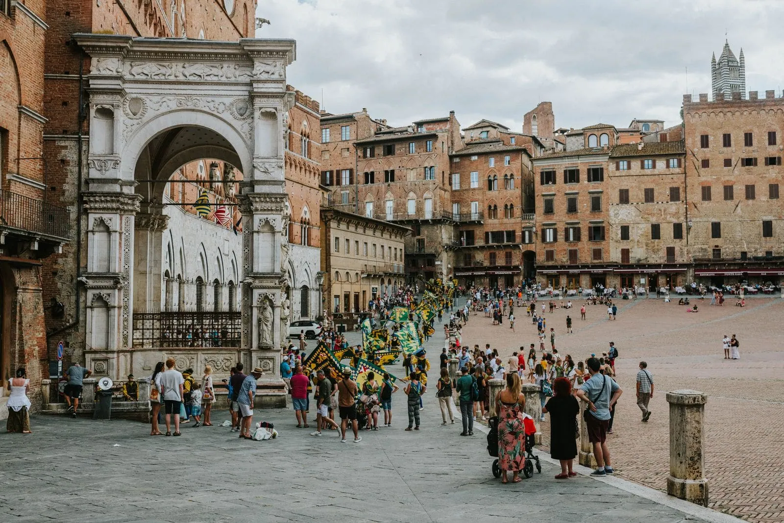 Siena és San Gimignano: 8 tipp, mit érdemes látni a középkori Toszkánában 2026-ban 4 Siena: Az őrület, amit Palio di Sienának hívnak