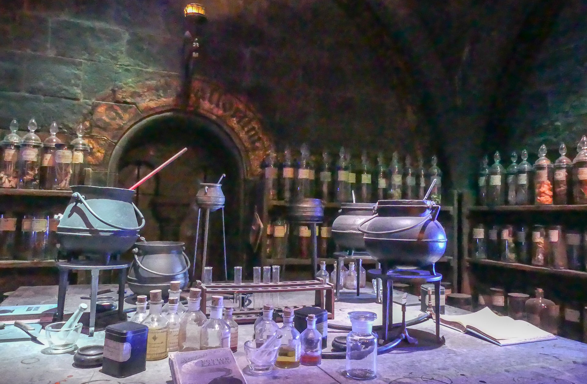 Harry Potter Studio Londen: tickets, prijzen en 14 tips in 2026 8 Het toverdranklokaal en Hagrids hut