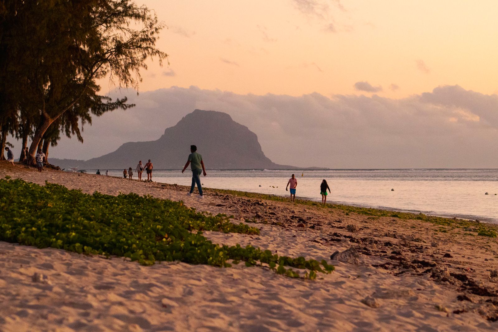 Maurício: viagem, 21 dicas do que ver e quando ir 2026 4 Pôr do sol na praia de Flic en Flac com a montanha Le Morne