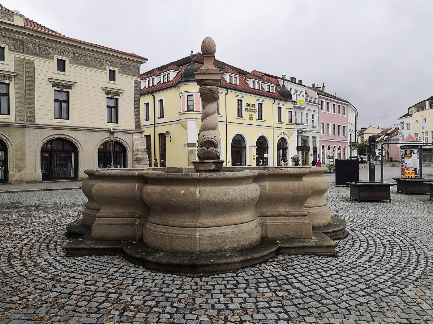 Uherské Hradiště: 9 tips på vad du ska se i Slováckos huvudstad 2026 3 Barockfontän med delfiner på Masaryktorget i Uherské Hradiště