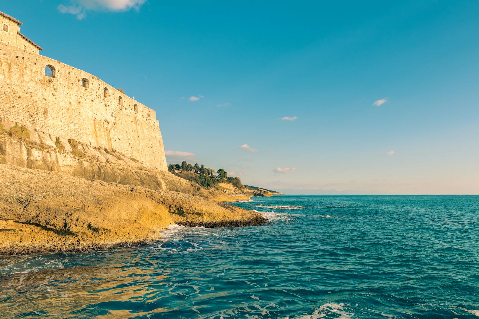 Ulcinj, Velika Plaža a Ada Bojana: 11 tipů na nejjižnější pobřeží Černé Hory 14 Šasko jezero a zaniklé město Svač