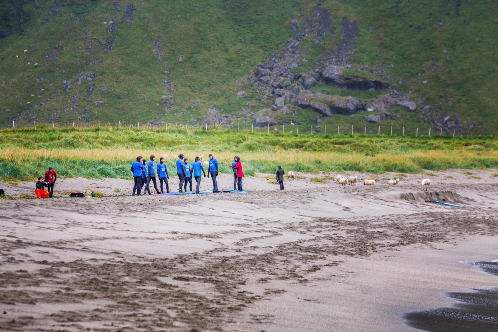 Lofoten in Noorwegen: 15 tips voor wat te zien en doen in 2026 18 Surfers op het arctische strand van Unstad