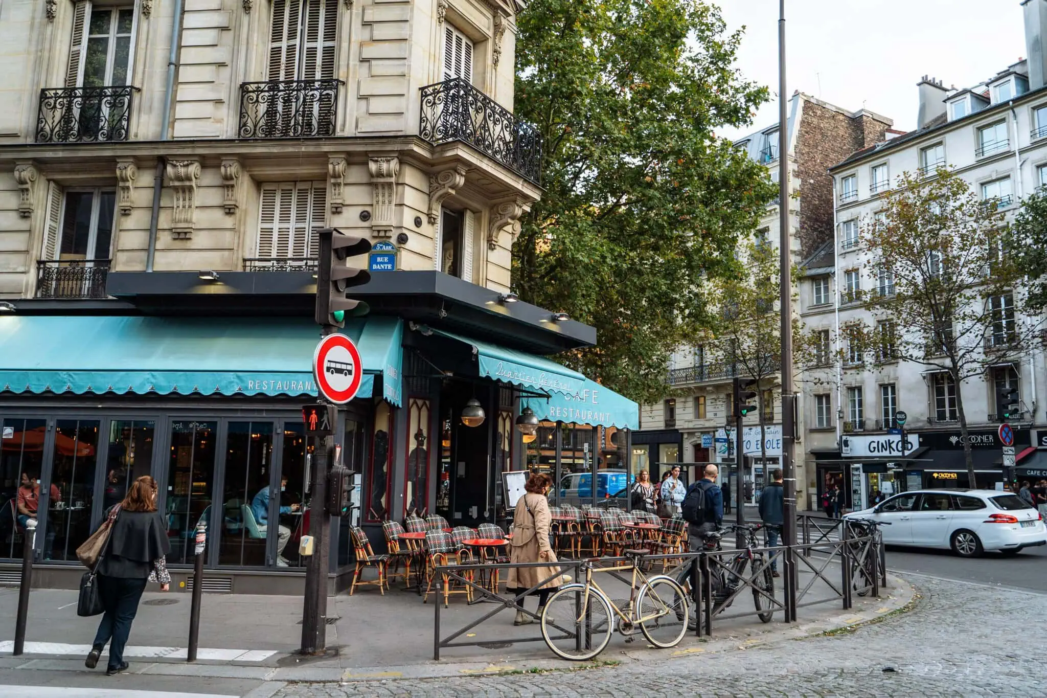 Wanneer naar Frankrijk: 12 dingen die je moet weten 8 Parijs café met terras op het trottoir