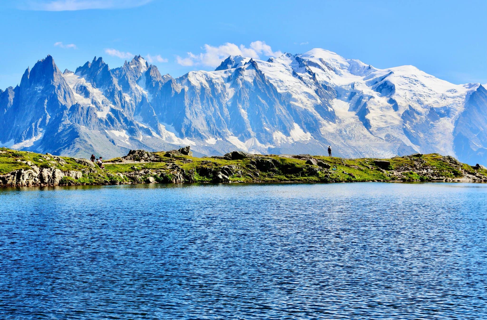 Când să mergi în Franța: 12 lucruri de știut 5 Masivul înzăpezit Mont Blanc deasupra unui lac din Alpii francezi