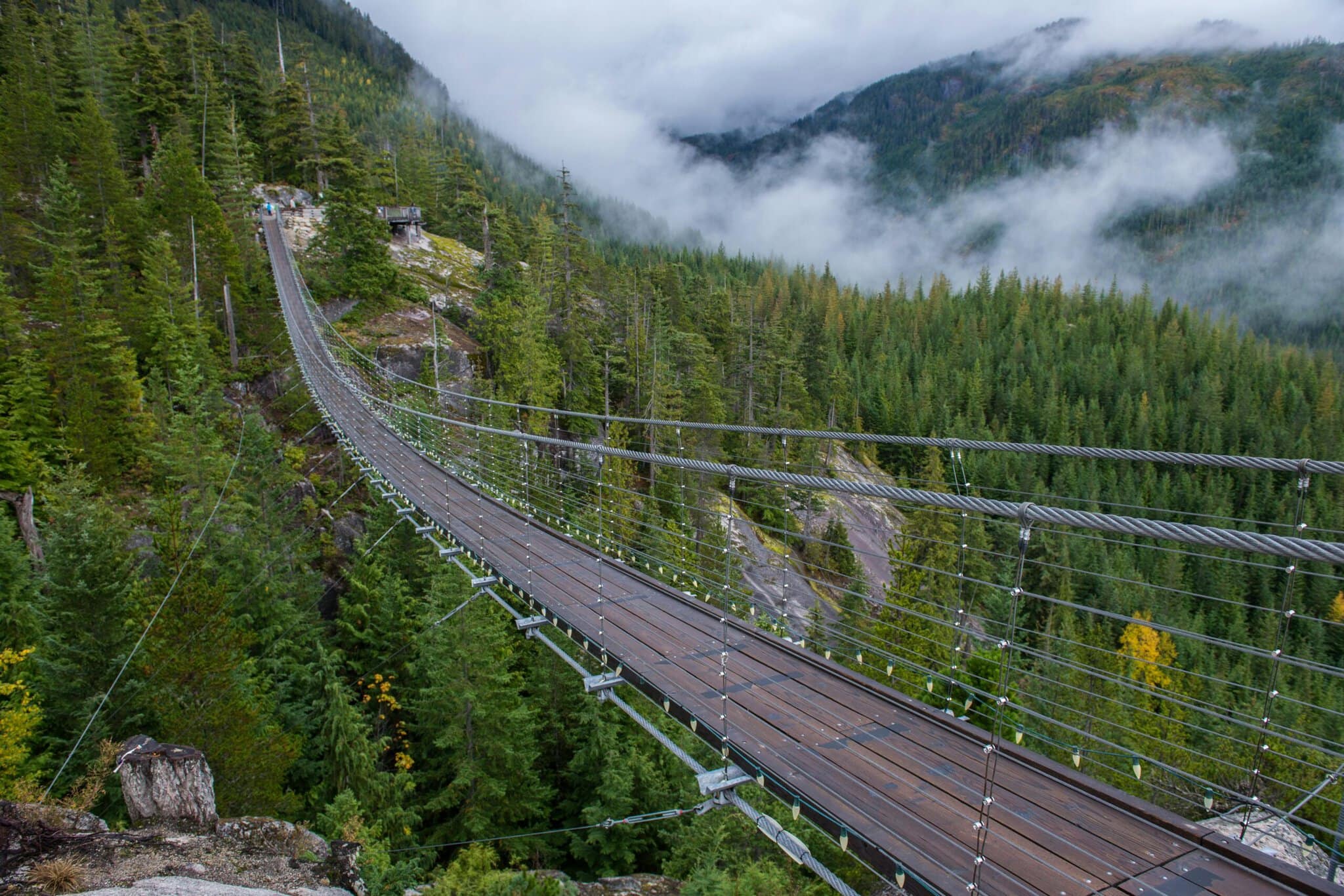 Sea-to-Sky Highway : la plus belle route de Vancouver à Whistler (Canada) en 2026 8 Sea to Sky Gondola: visutý most Sky Pilot nad Squamishem