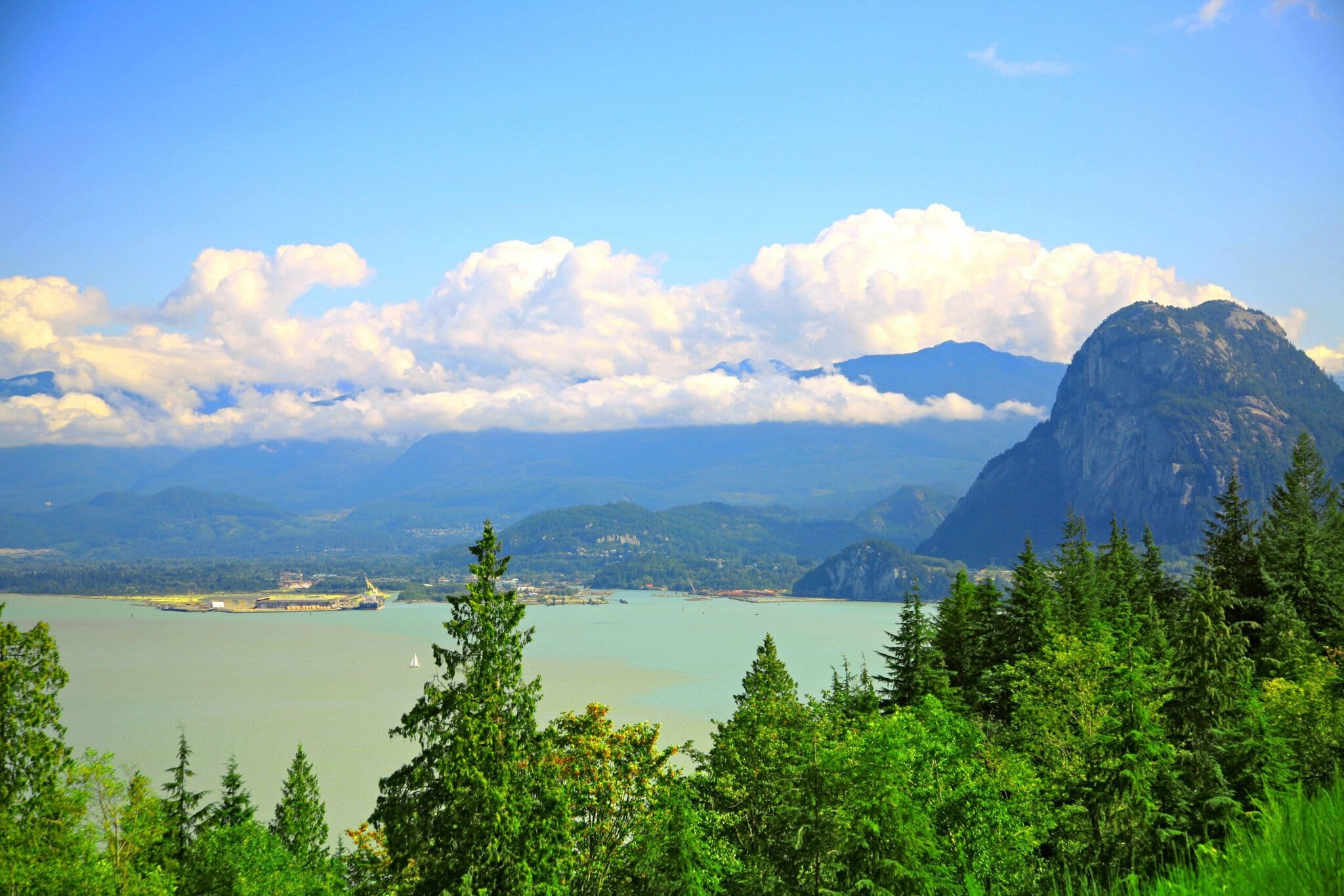 Sea-to-Sky Highway : la plus belle route de Vancouver à Whistler (Canada) en 2026 1 Sea-to-Sky Highway s výhledem na Howe Sound a horu Stawamus Chief