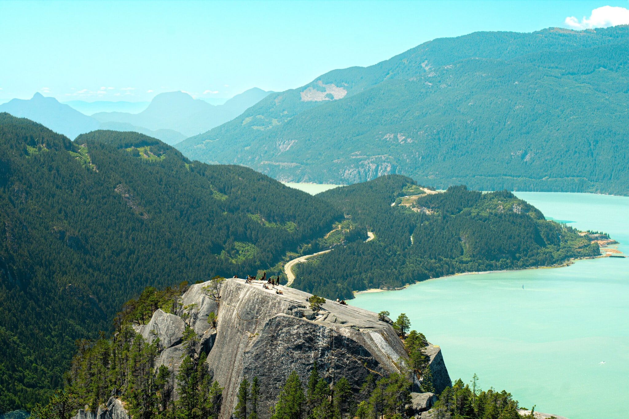 Sea-to-Sky Highway : la plus belle route de Vancouver à Whistler (Canada) en 2026 10 Výhled z vrcholu Stawamus Chief na Howe Sound