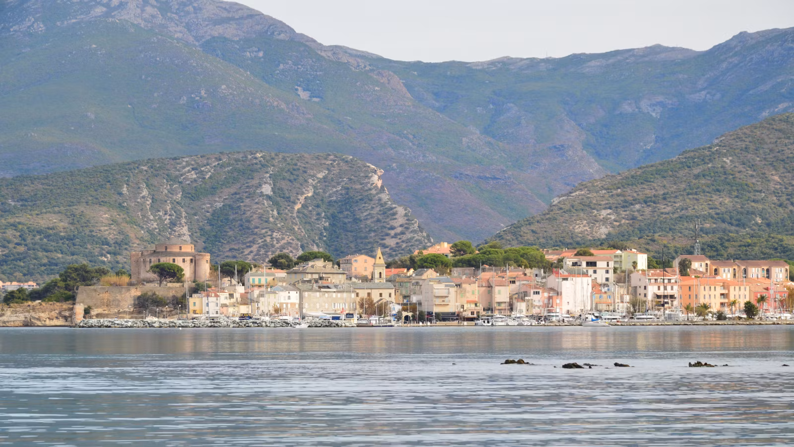 Bastia auf Korsika und Cap Corse: 11 Tipps für 2026 1 Bunte Häuser an der Uferpromenade von Saint-Florent in der Umgebung von Bastia auf Korsika