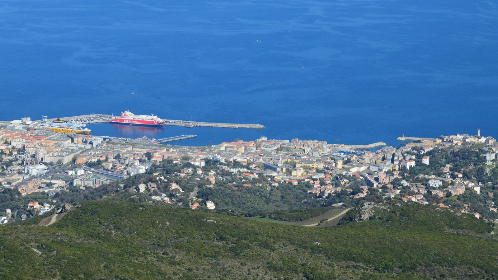 Bastia auf Korsika und Cap Corse: 11 Tipps für 2026 2 Luftaufnahme der Stadt Bastia auf Korsika und ihres Hafens