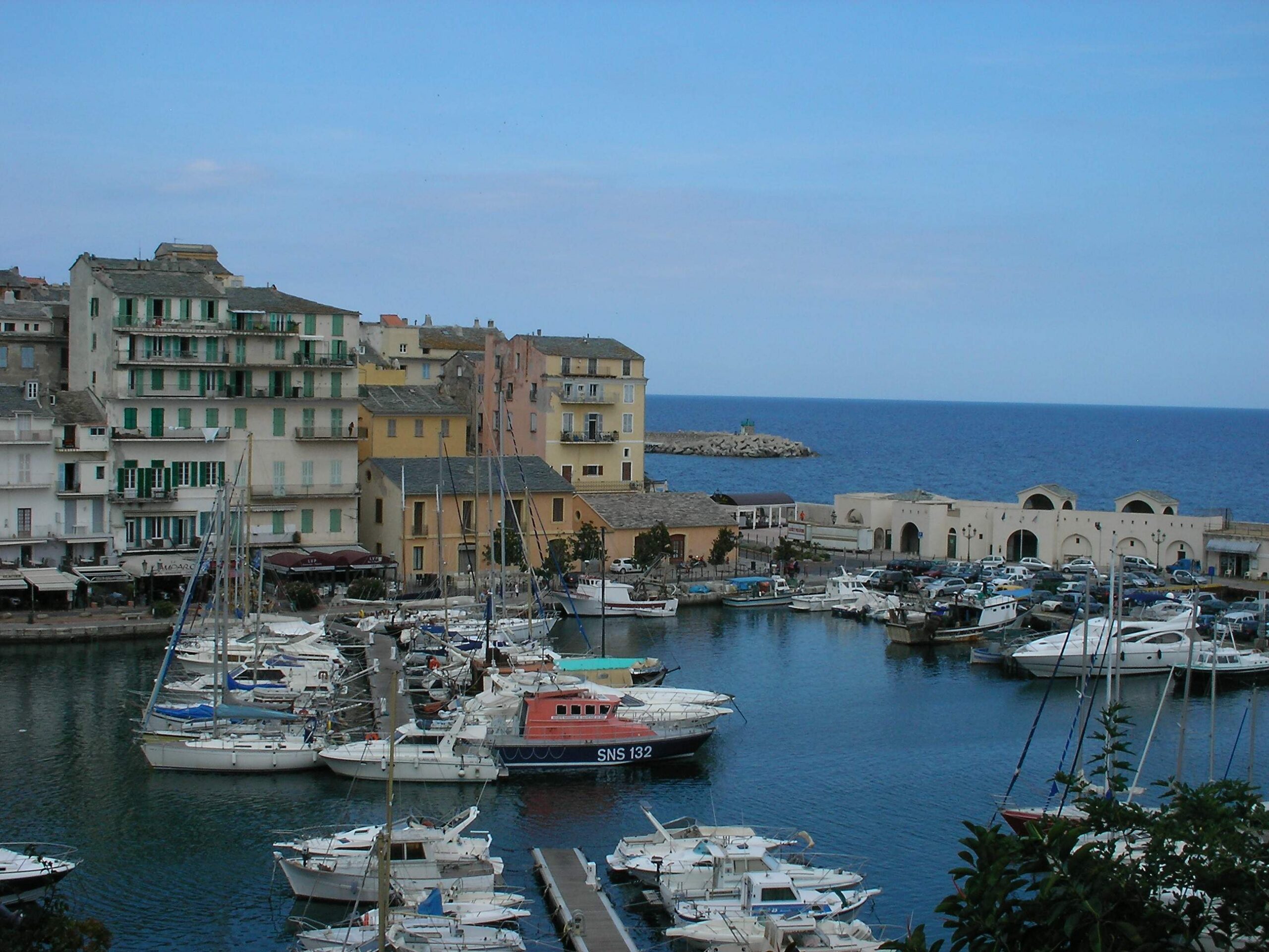 Bastia auf Korsika und Cap Corse: 11 Tipps für 2026 4 Der alte Hafen (Vieux Port) in Bastia mit Booten und bunten Häusern