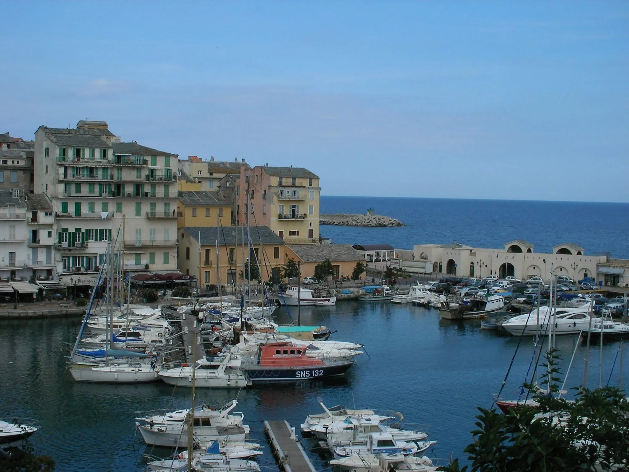 Bastia e Cap Corse, Córsega: 11 dicas para 2026 4 Porto Velho (Vieux Port) de Bastia com barcos e casas coloridas
