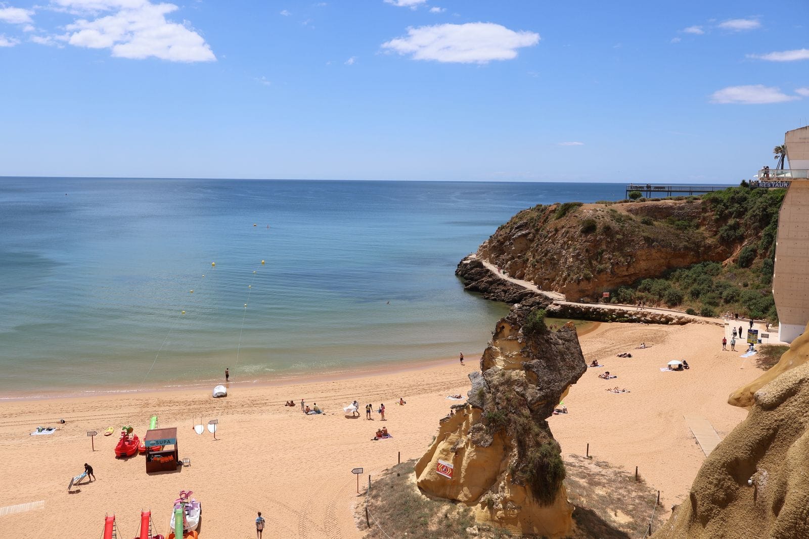 Vilamoura, Portugalia: 15 idei ce să vezi și să faci + unde să stai 7 Încearcă plaja urbană Praia da Marina
