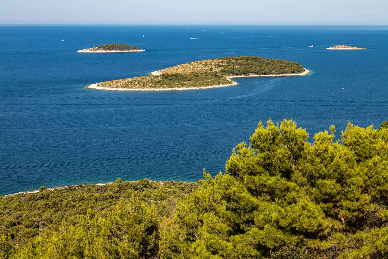 Isla Vis, Croacia: 11 consejos + Cueva Azul en 2026 13 Playa de arena Stončica con agua poco profunda