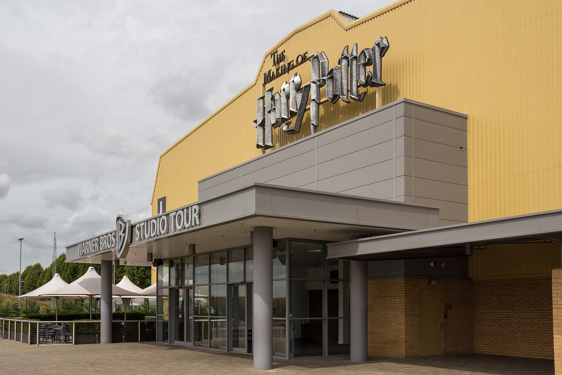Harry Potter Studio Londen: tickets, prijzen en 14 tips in 2026 2 Ingang van Warner Bros Studio Tour London