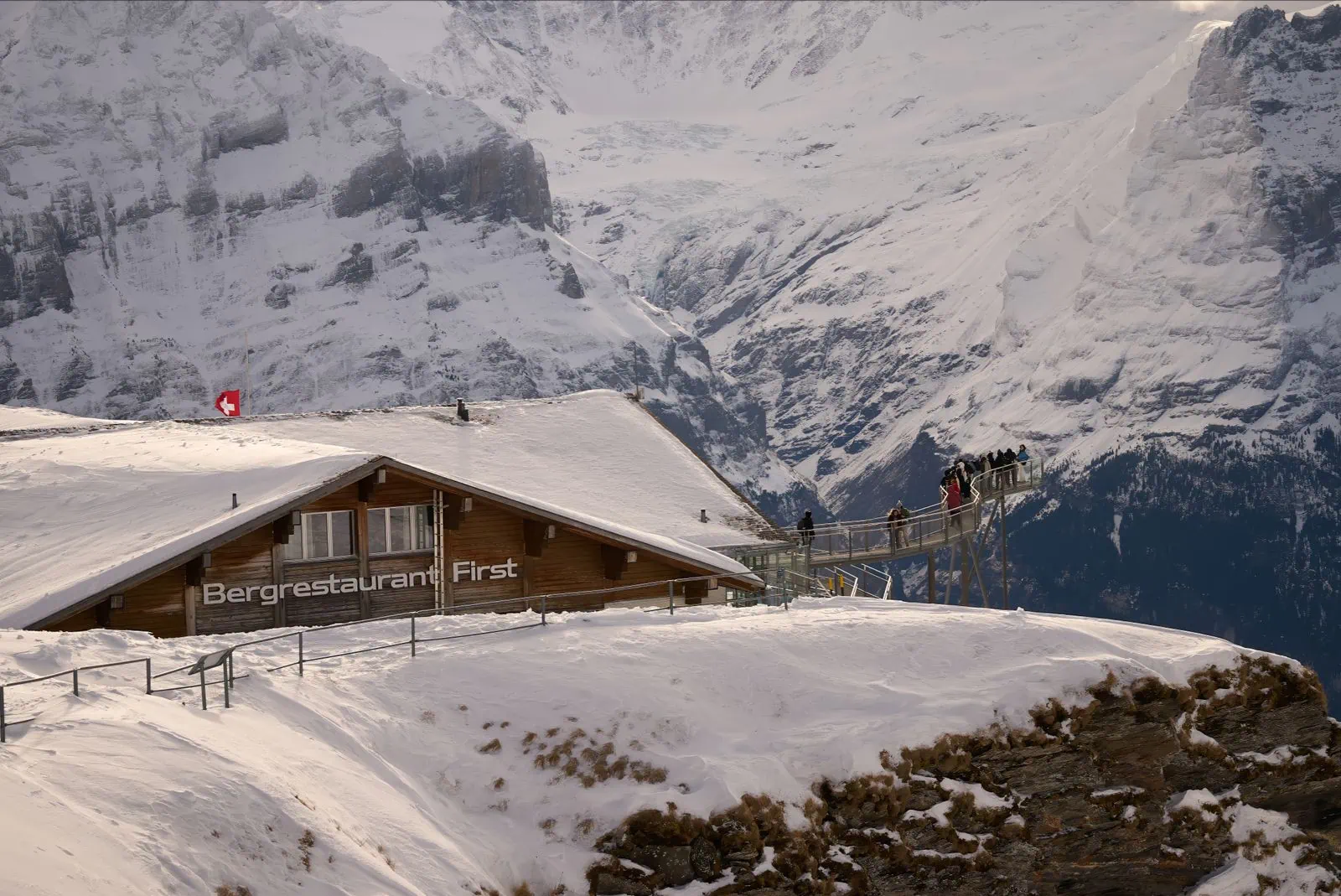 Interlaken és a Jungfraujoch: 14 tipp, mit láss és csinálj 2026 18 A First kilátó Grindelwaldban