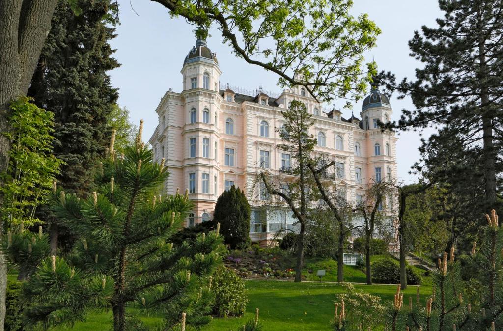 Wellness hotel Karlovy Vary: 12 nejlepších, které stojí za každou korunu 12 Růžová budova hotelu Bristol Palace v parku ve čtvrti Westend
